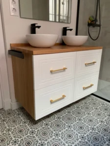 Mueble de baño fabricado en madera maciza de roble, casco en rechapado de roble y frontal de los cajones en tablero dm hidrófugo de 19 mm, lacado en blanco supermate.