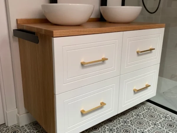 Mueble de baño fabricado en madera maciza de roble, casco en rechapado de roble y frontal de los cajones en tablero dm hidrófugo de 19 mm, lacado en blanco supermate.